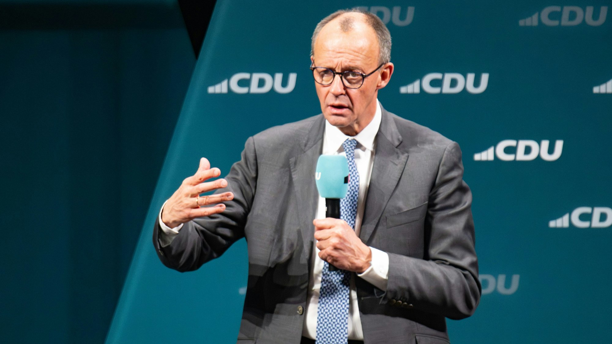 Kanzlerkandidat Friedrich Merz (CDU) spricht auf einer Wahlkampfveranstaltung am 4. Februar in Bonn.