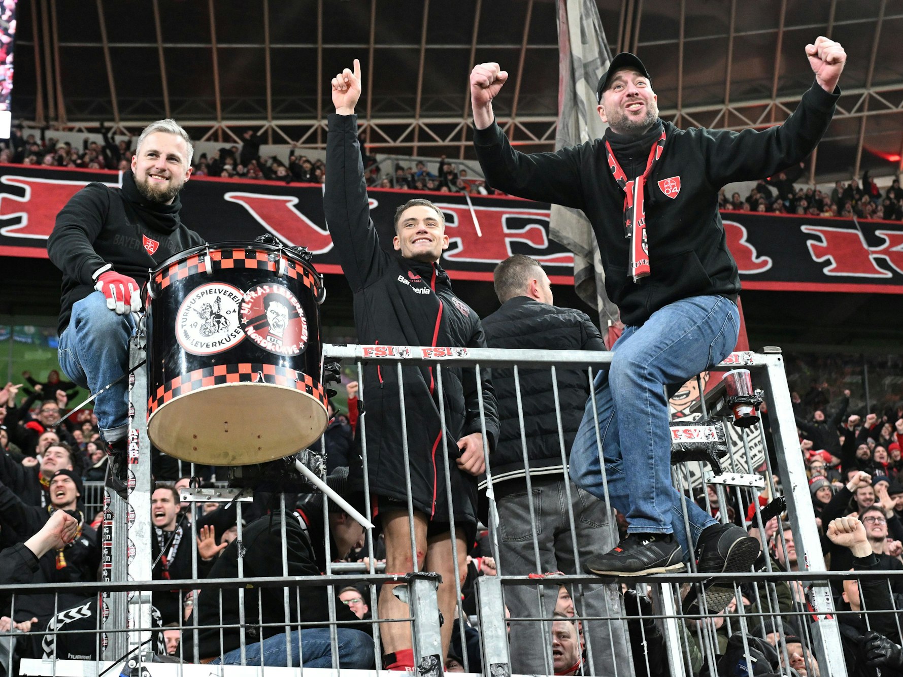 BayArena, Leverkusens Florian Wirtz (M) feiert den Sieg in der Fankurve.