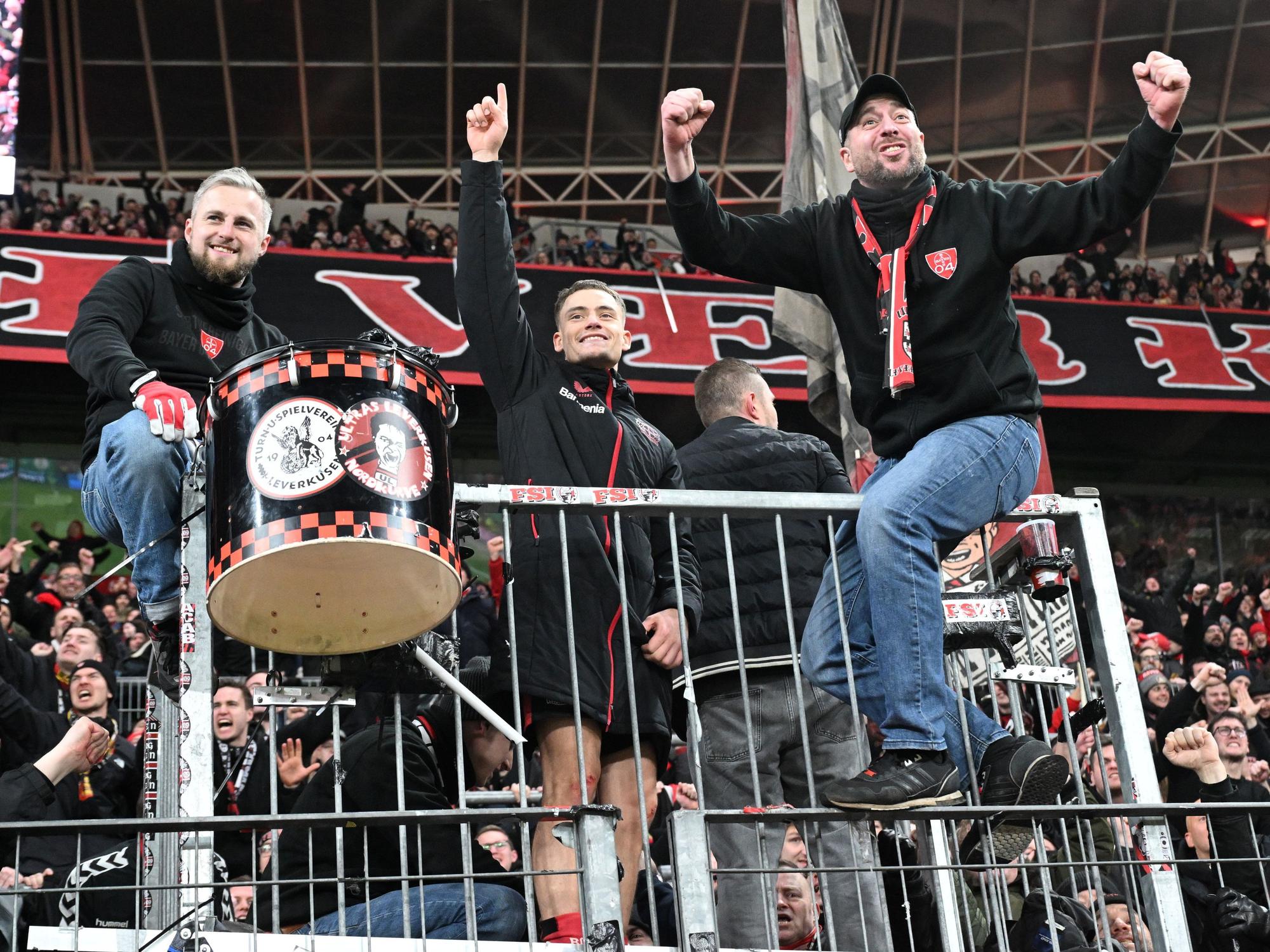 BayArena, Leverkusens Florian Wirtz (M) feiert den Sieg in der Fankurve.