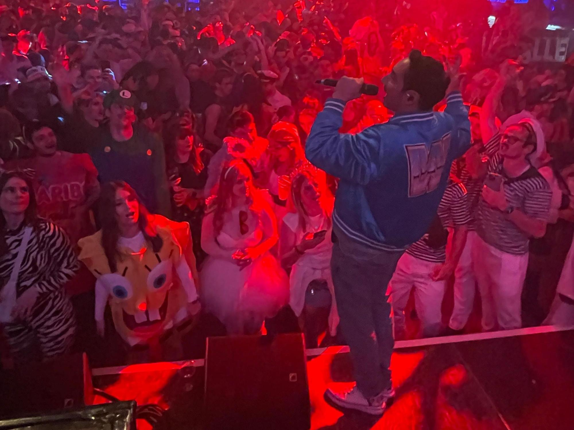 Eko Fresh auf der Bühne der Halle Tor 2.