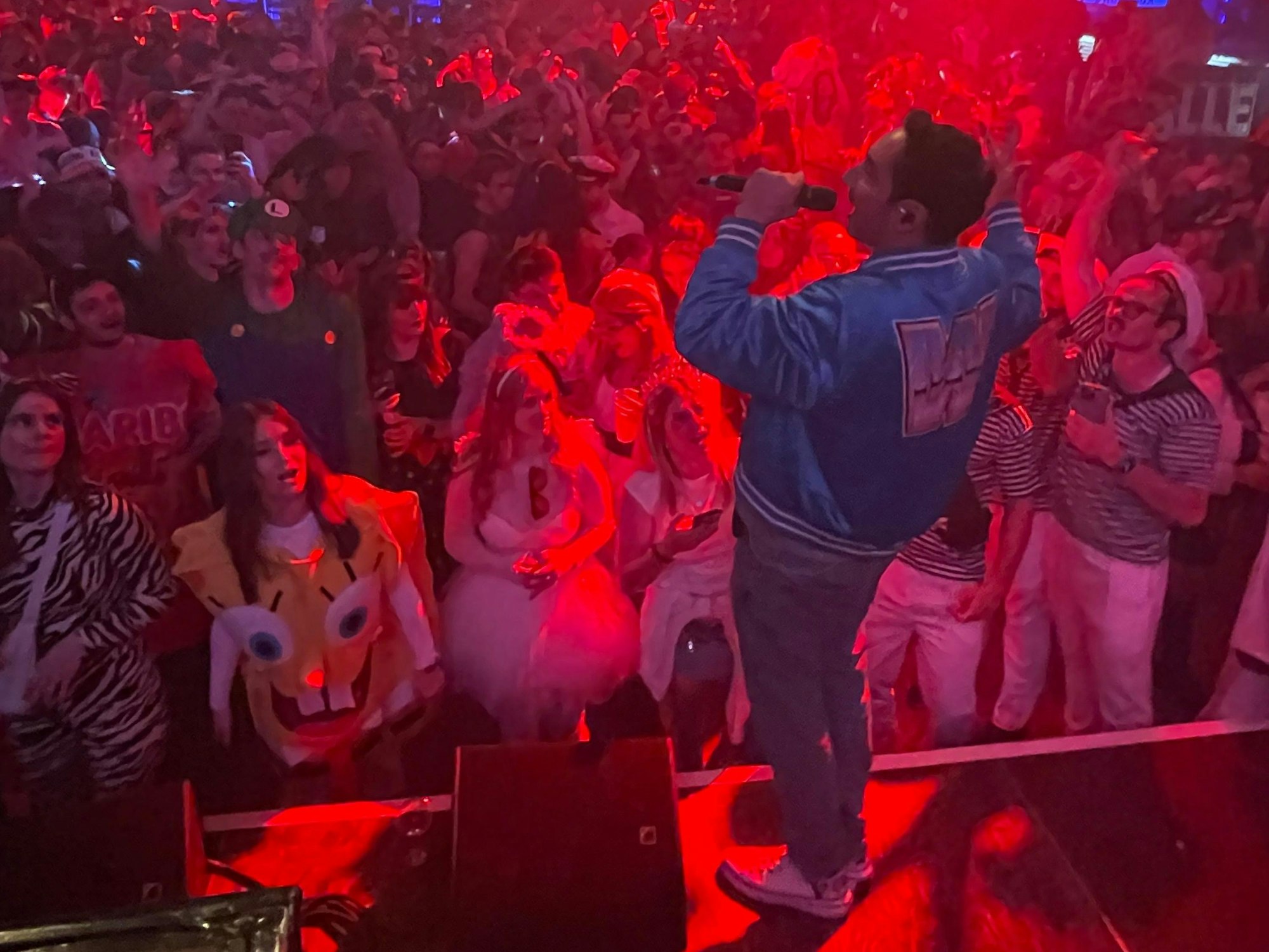 Eko Fresh auf der Bühne der Halle Tor 2.