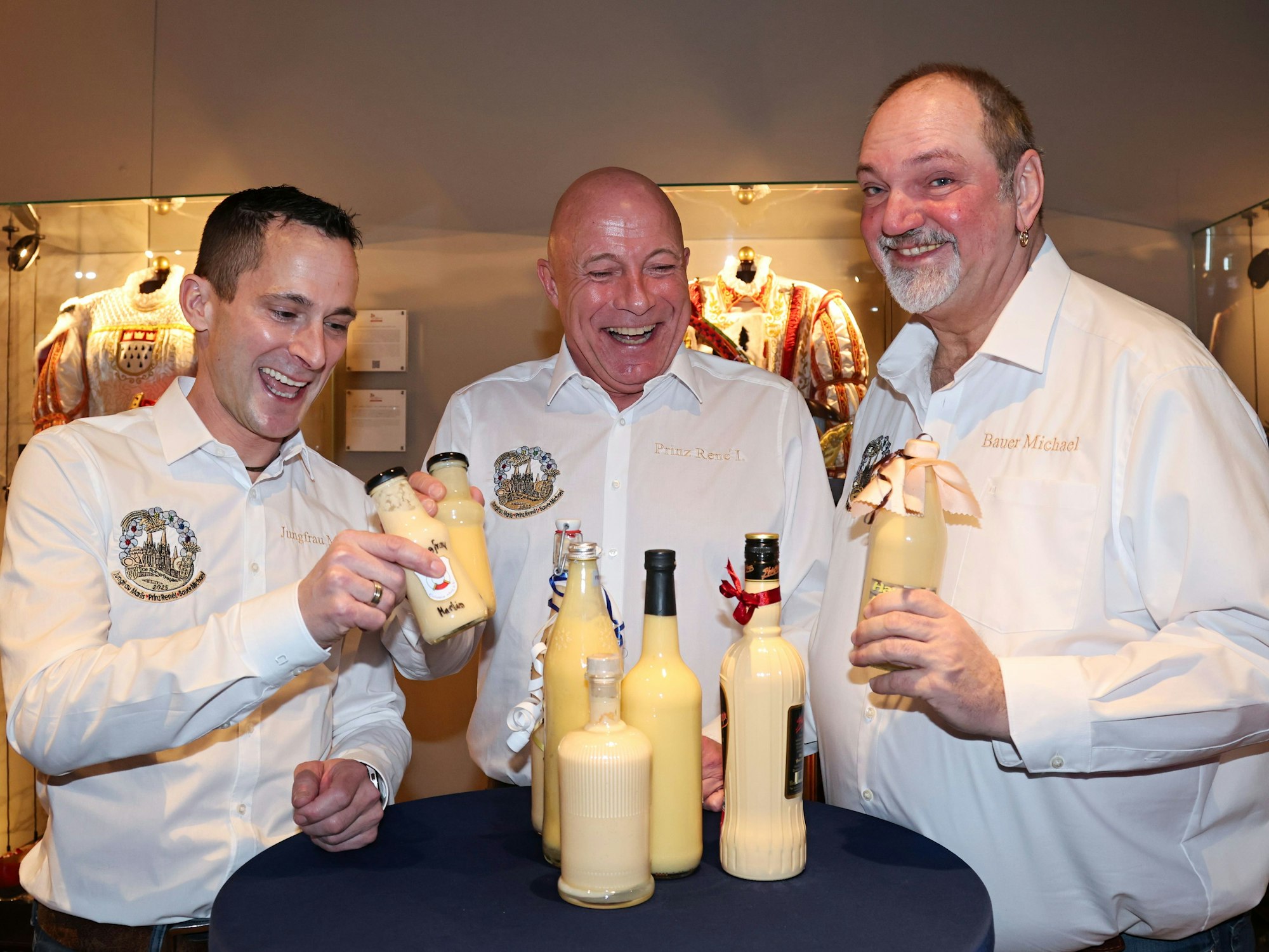 Dreigestirn mit Eierlikörflaschen.