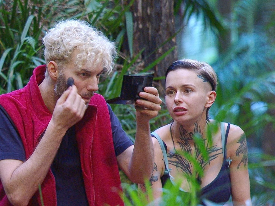 Sam Dylan schminkt sich.