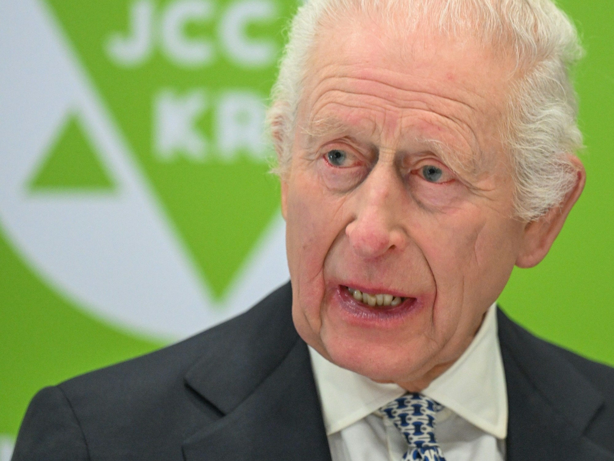 Großbritanniens König Charles III. (hier im Januar 2025 während seines Besuchs des Jüdischen Gemeindezentrum in Krakau): Er bekommt jetzt seine eigene Doku bei Amazon.