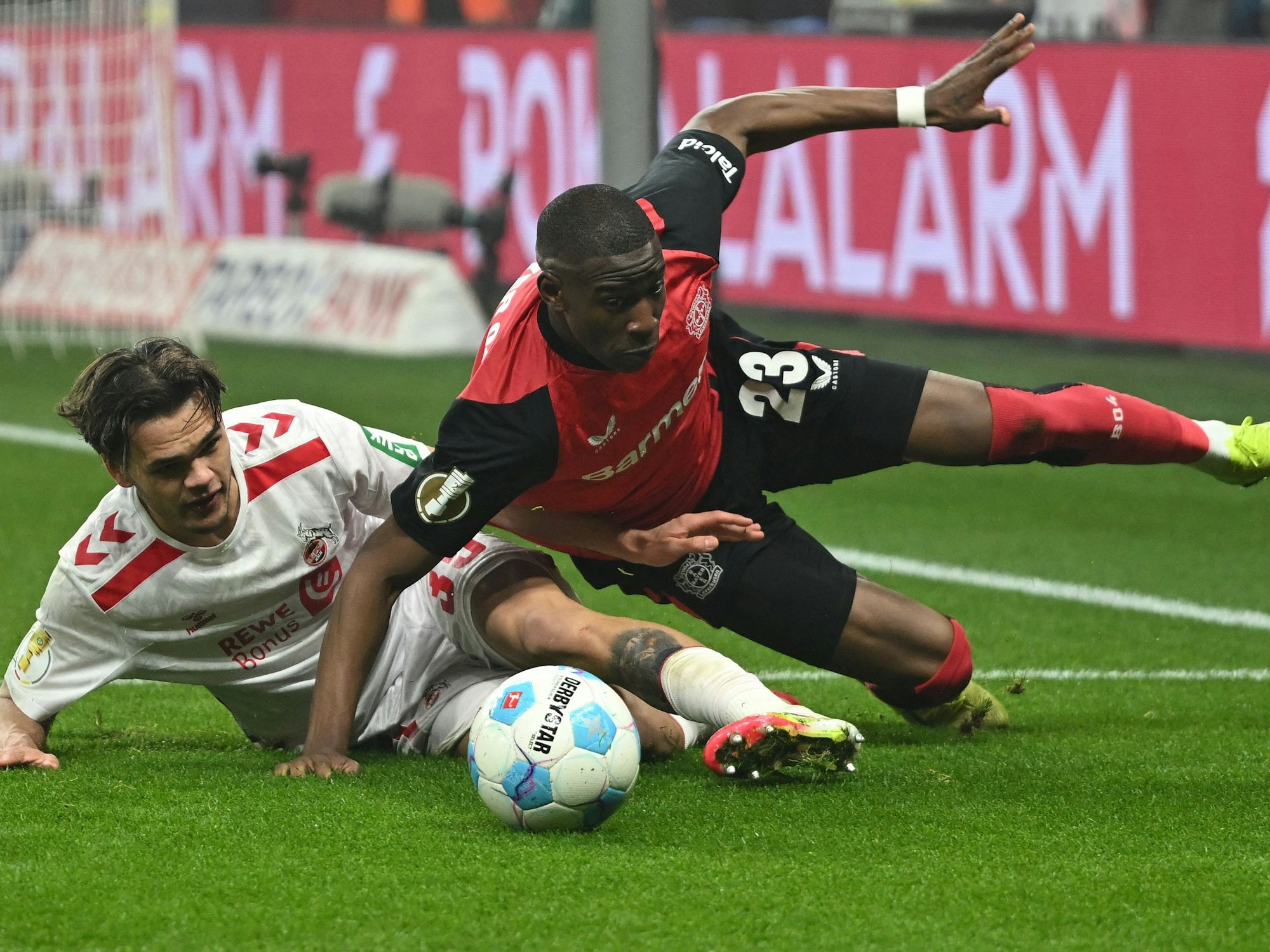 Max Finkgräfe und Nordi Mukiele am Boden neben dem Ball.