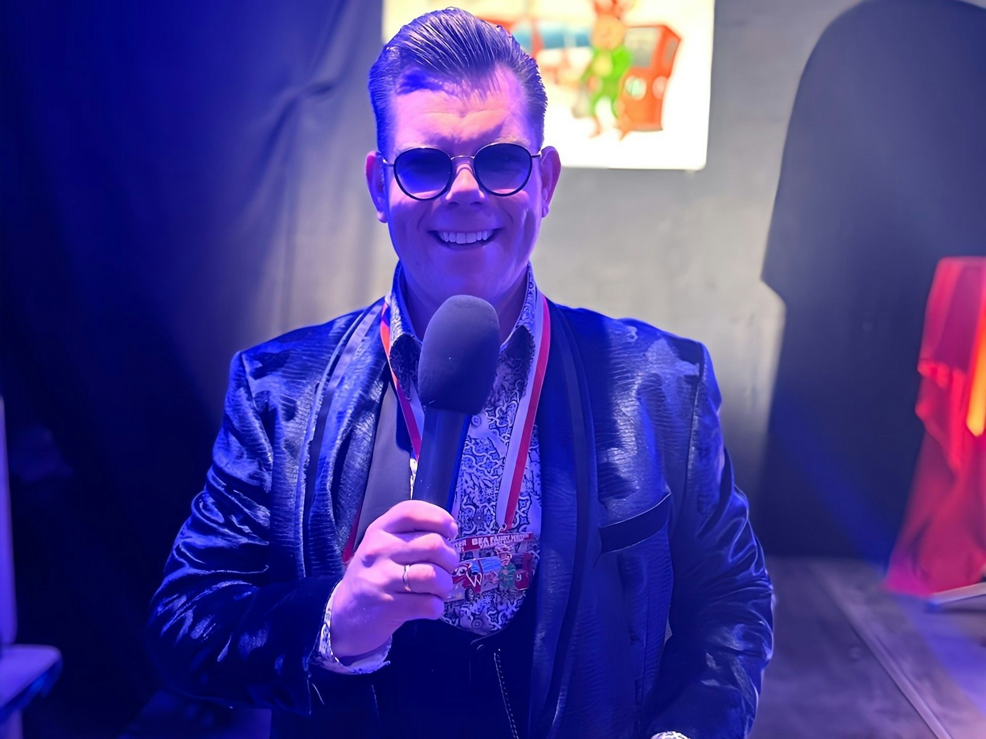 Dennis Schick als Redner im Karneval.