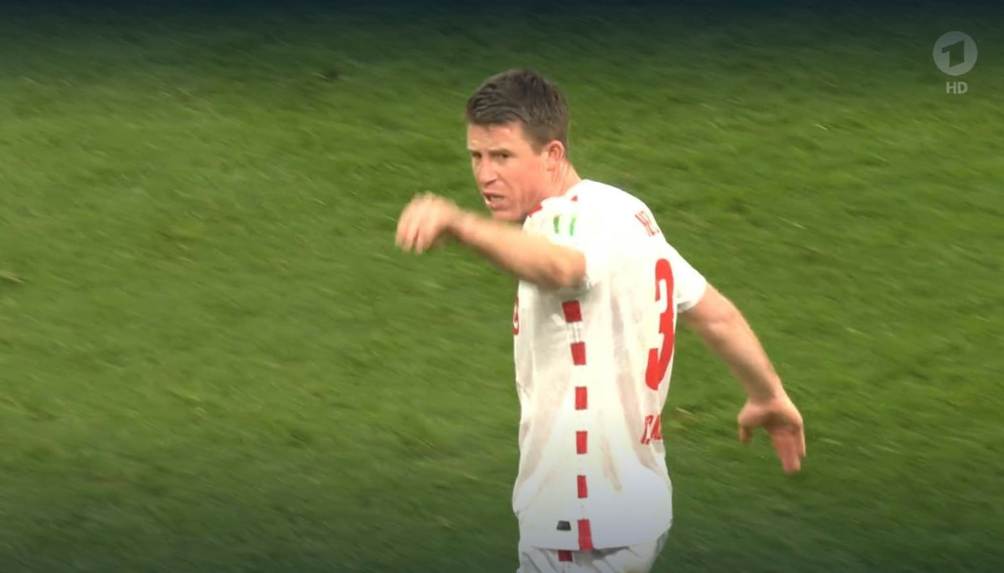 Dominique Heintz mit einem Handzeichen Richtung Leverkusener Bank.