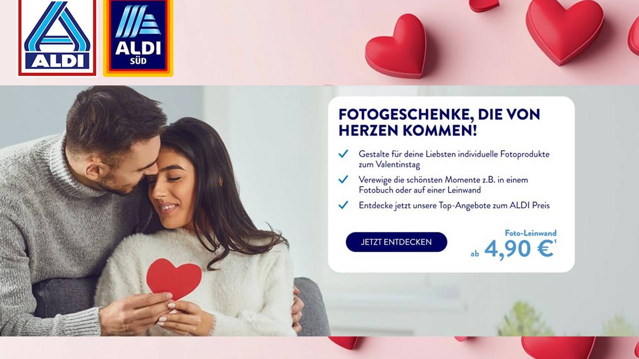 Zwei Verliebte halten ein Herz in der Hand und schauen sich gegenseitig an.