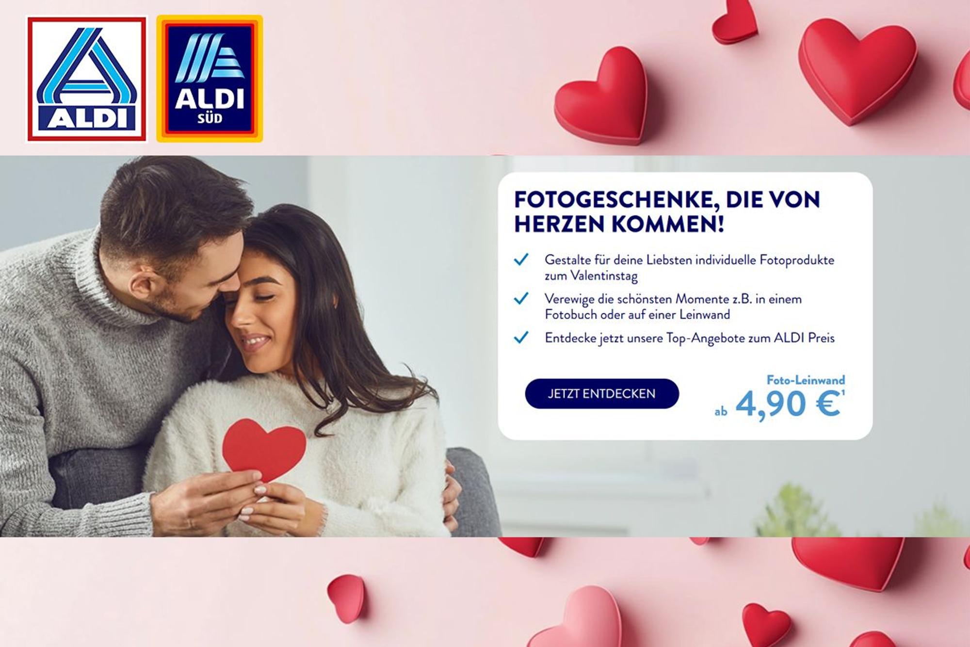 Zwei Verliebte halten ein Herz in der Hand und schauen sich gegenseitig an.