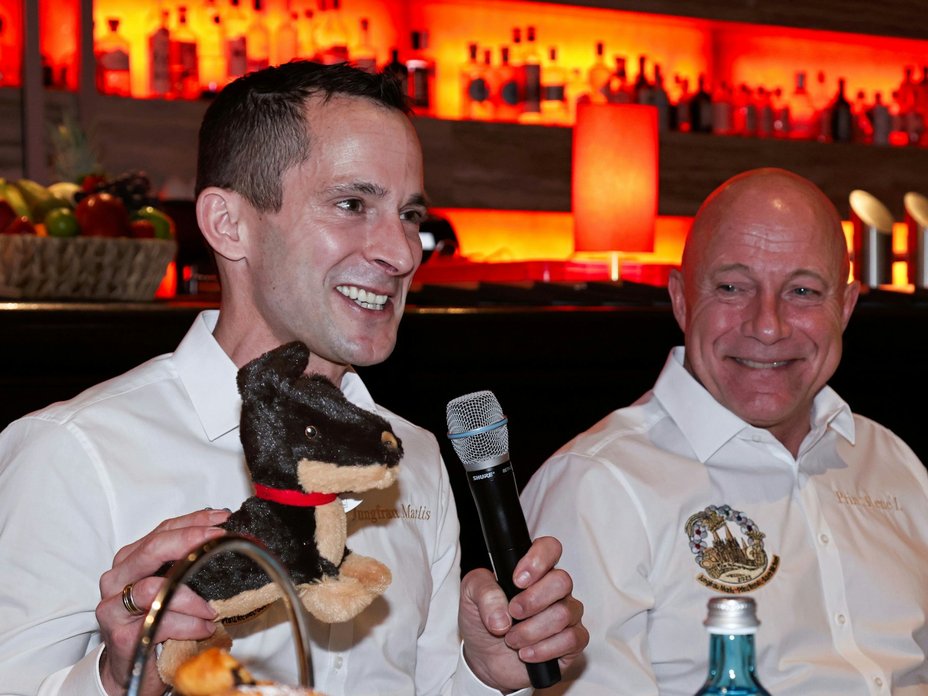 Jungfrau Marlis zeigt einen Plüschhund.