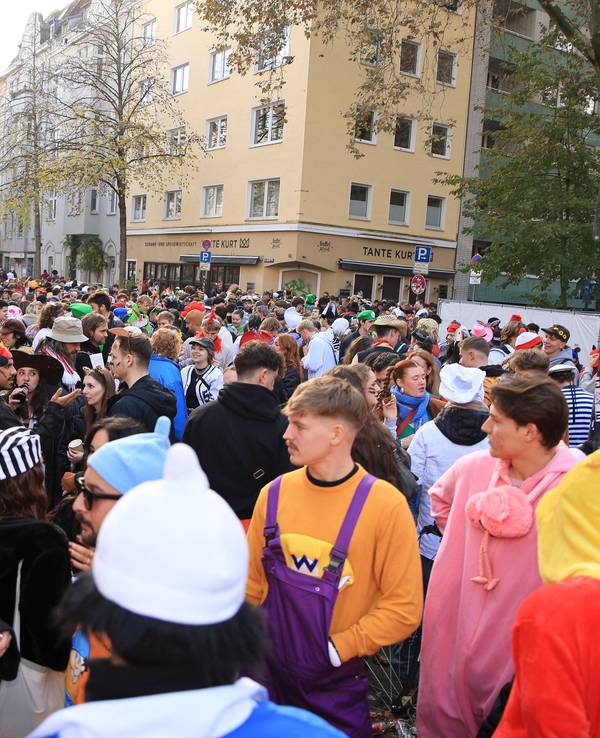 Menschen feiern am 11.11.2024 Karneval am Brüsseler Platz in Köln.