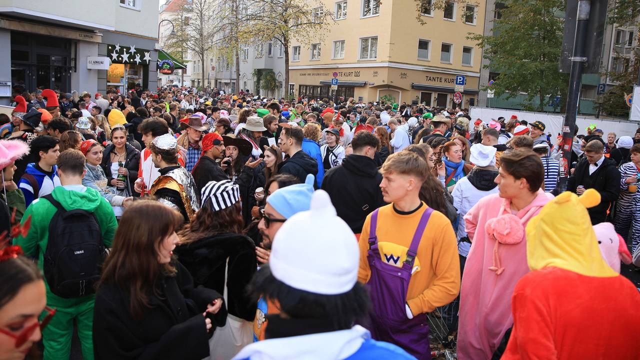 Menschen feiern am 11.11.2024 Karneval am Brüsseler Platz in Köln.