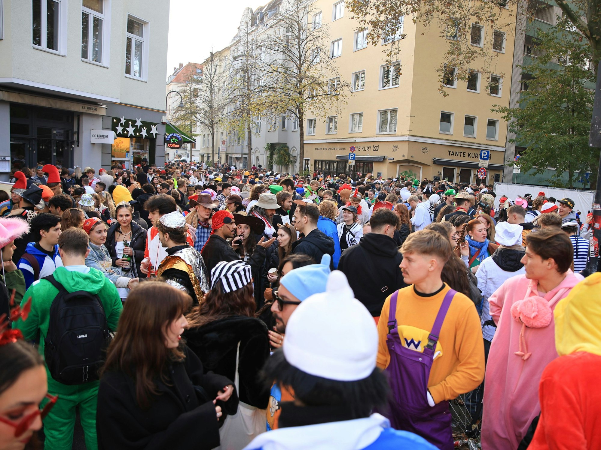 Menschen feiern am 11.11.2024 Karneval am Brüsseler Platz in Köln.