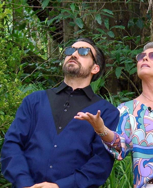 Jan Köppen und Sonja Zietlow blicken gen Himmel.