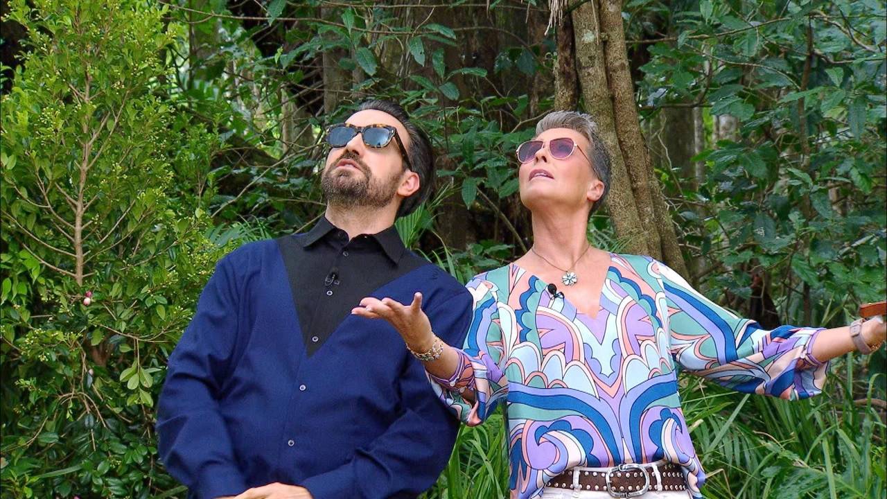 Jan Köppen und Sonja Zietlow blicken gen Himmel.