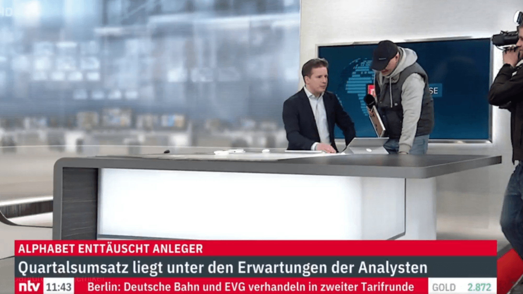 Und plötzlich stand Stefan Raab im ntv-Studio.