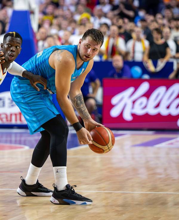 Luka Doncic und Dennis Schröder auf dem Basketballplatz.