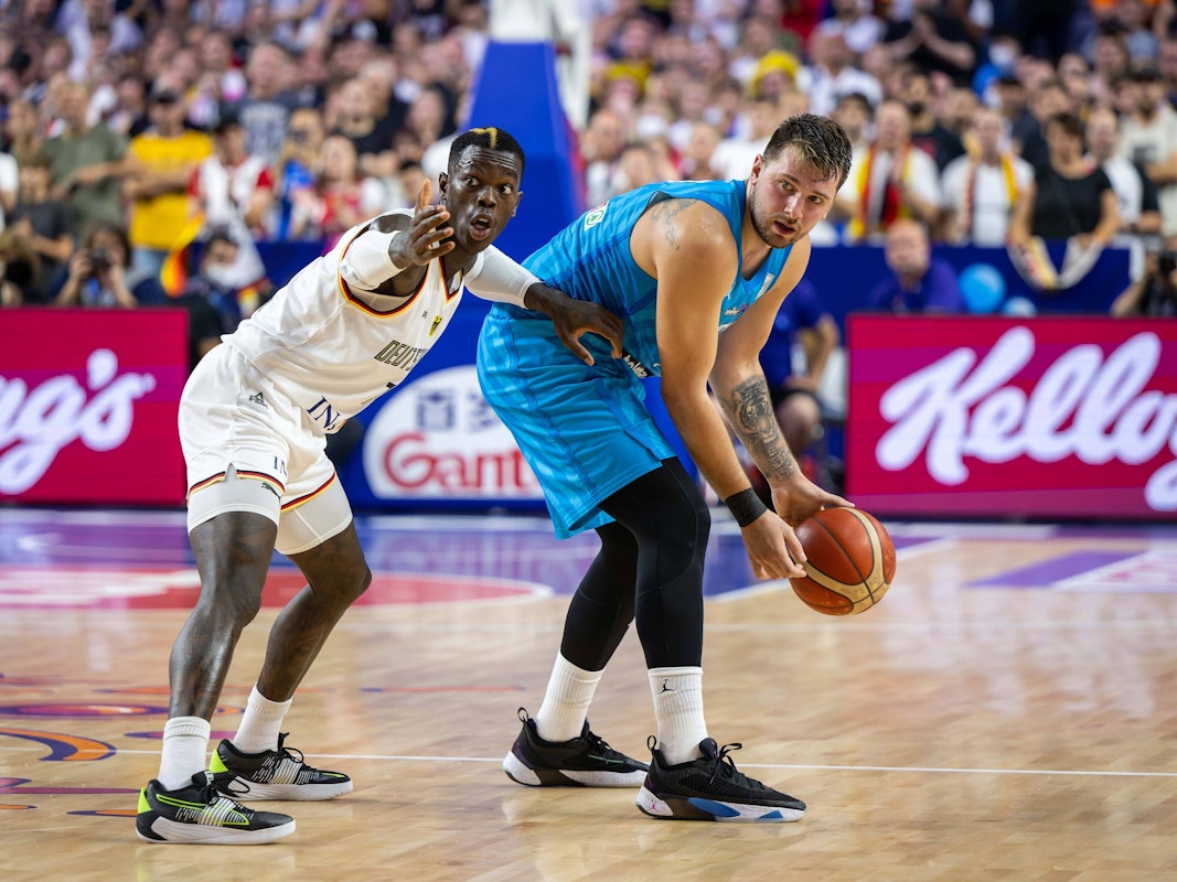 Luka Doncic und Dennis Schröder auf dem Basketballplatz.