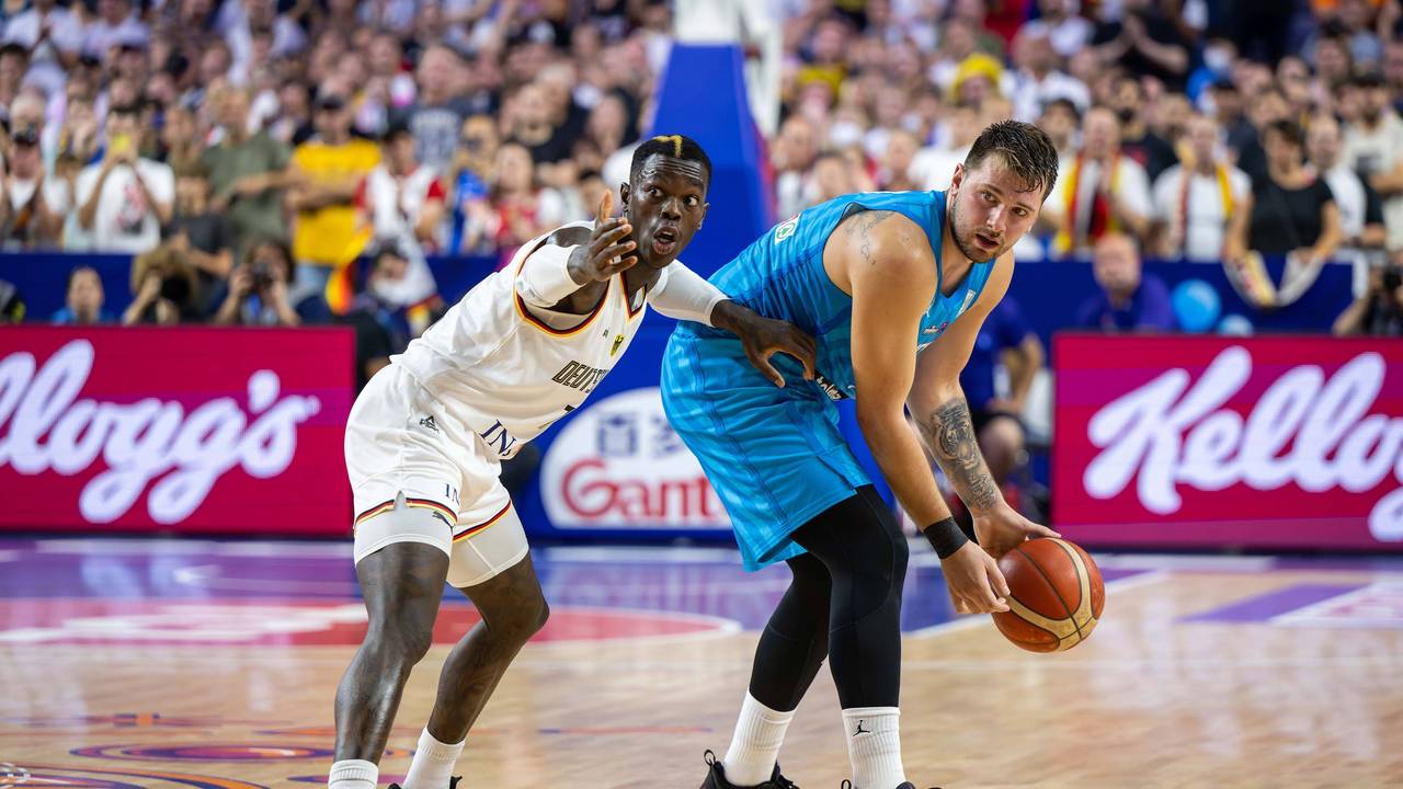Luka Doncic und Dennis Schröder auf dem Basketballplatz.