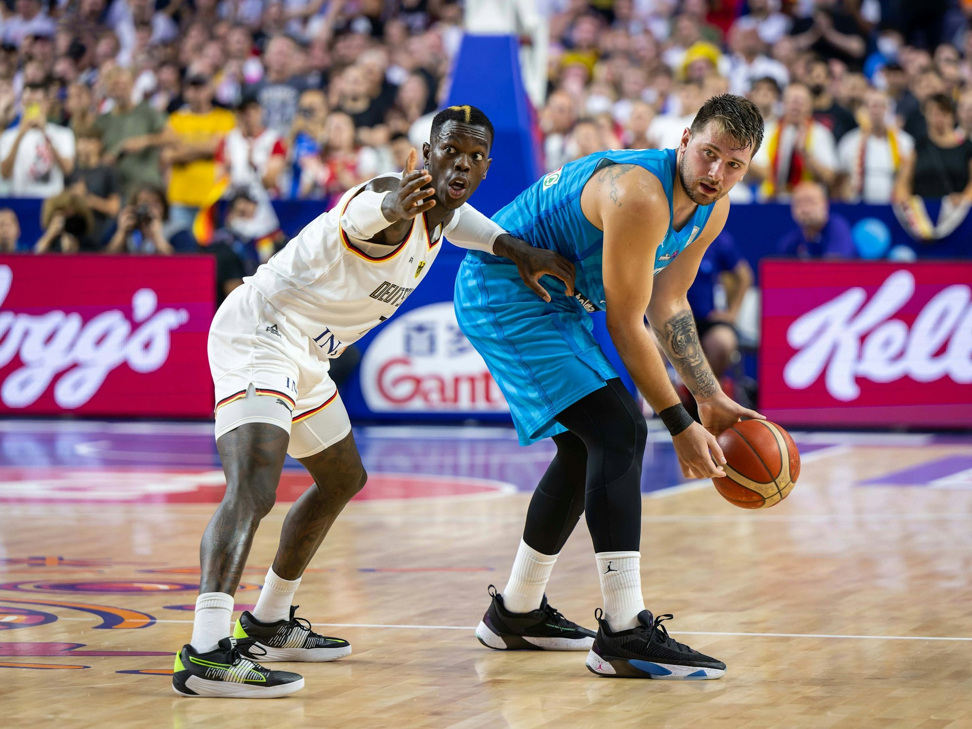 Luka Doncic und Dennis Schröder auf dem Basketballplatz.