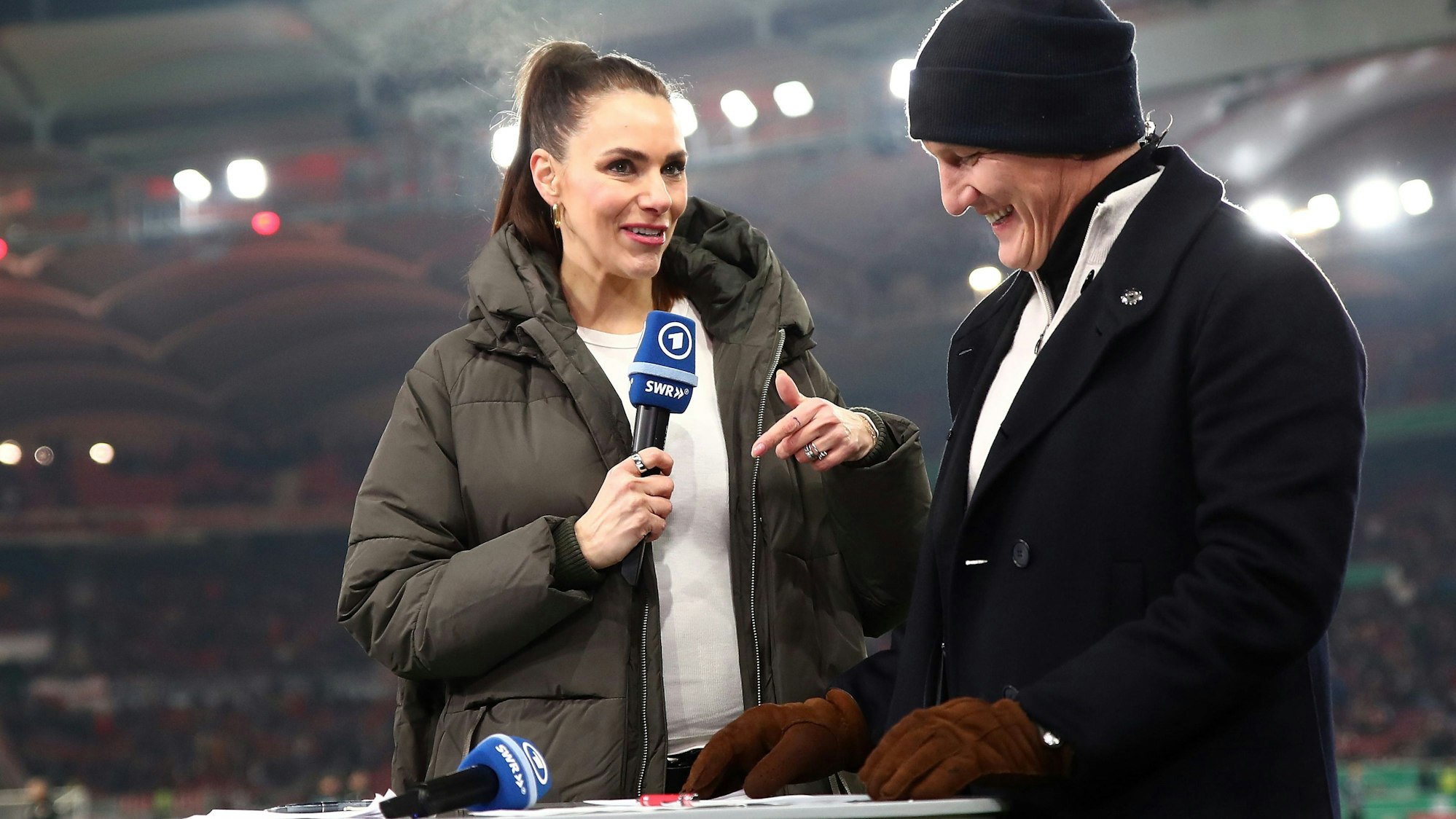 Esther Sedlaczek und Bastian Schweinsteiger in der TV-Übertragung zum Pokal-Viertelfinale zwischen Stuttgart und Augsburg in der ARD.