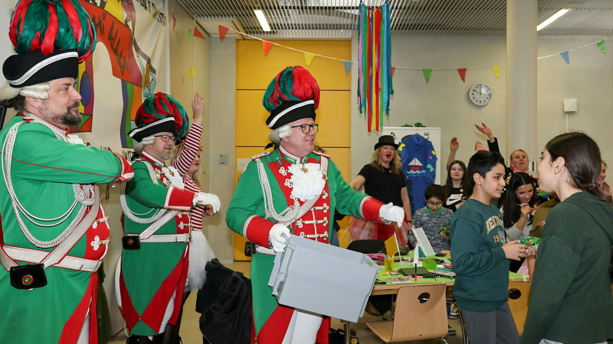Die Altstädter verteilen Kamelle in der Klasse.