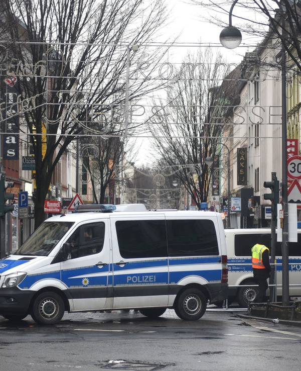 Kölner Polizei steht mit einigen Fahrzeugen am Anfang der Keupstraße in Köln-Mülheim.