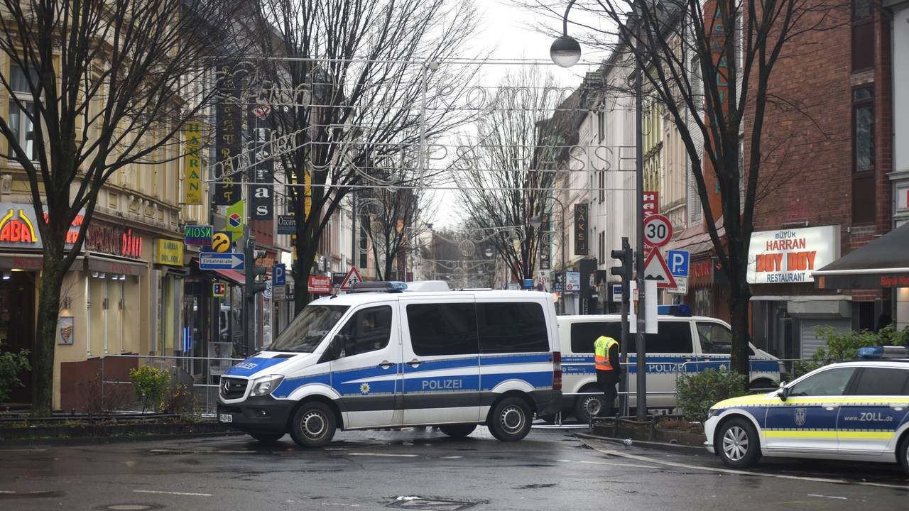 Kölner Polizei steht mit einigen Fahrzeugen am Anfang der Keupstraße in Köln-Mülheim.