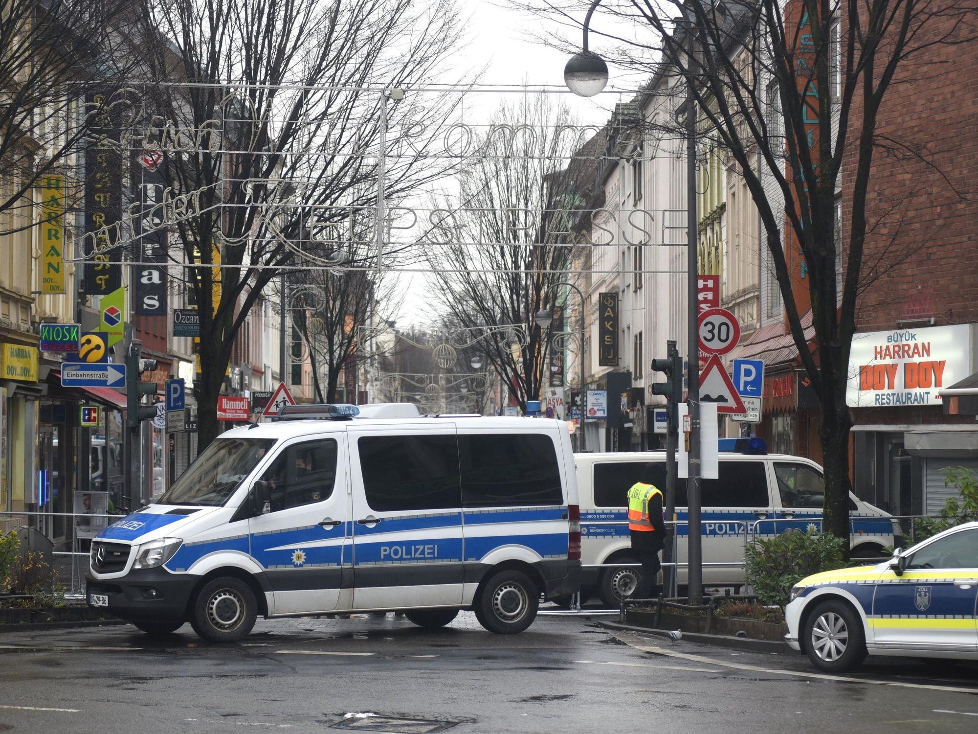 Kölner Polizei steht mit einigen Fahrzeugen am Anfang der Keupstraße in Köln-Mülheim.