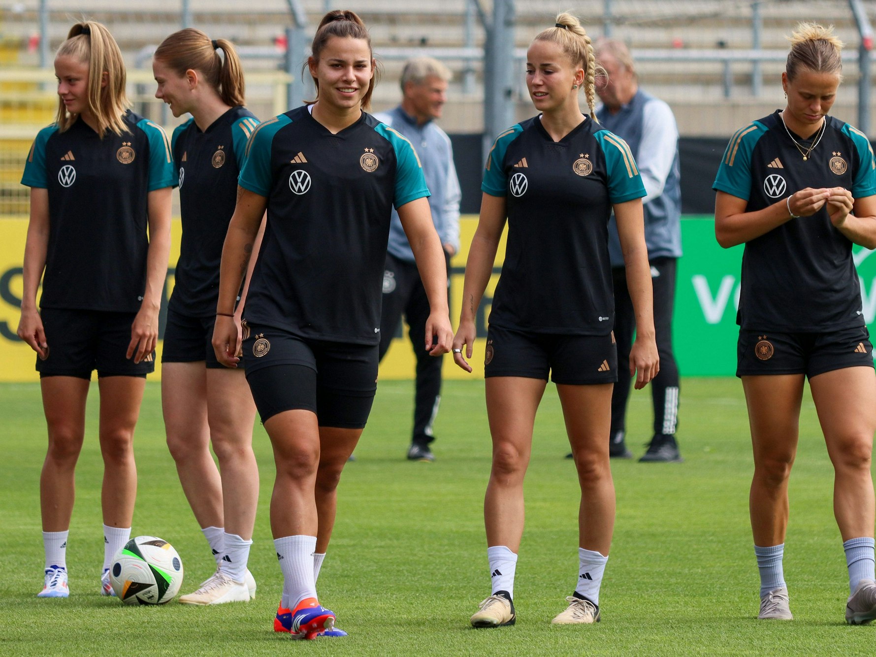Lena Oberdorf, Giulia Gwinn und Klara Bühl im DFB-Training.