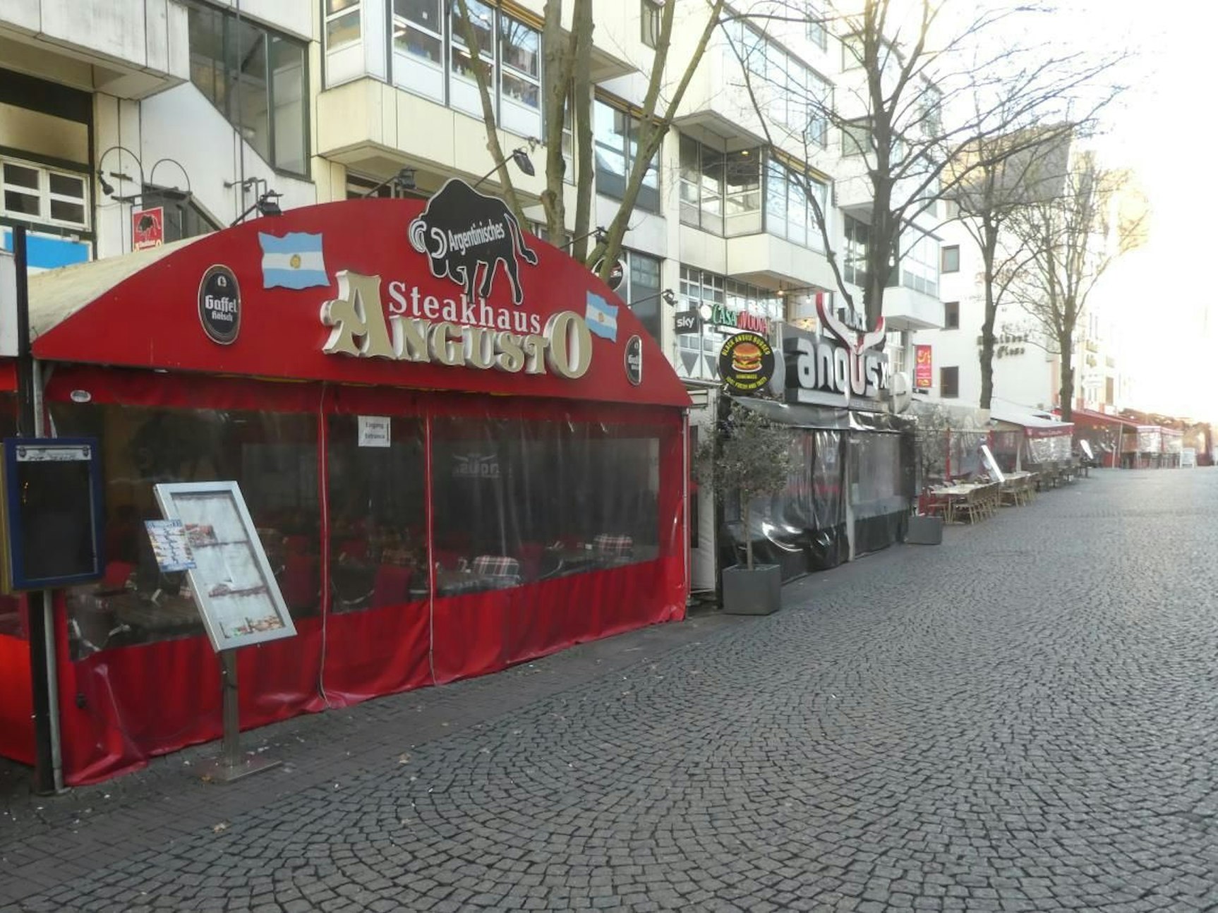 Zelte vor Restaurants in der Altstadt.