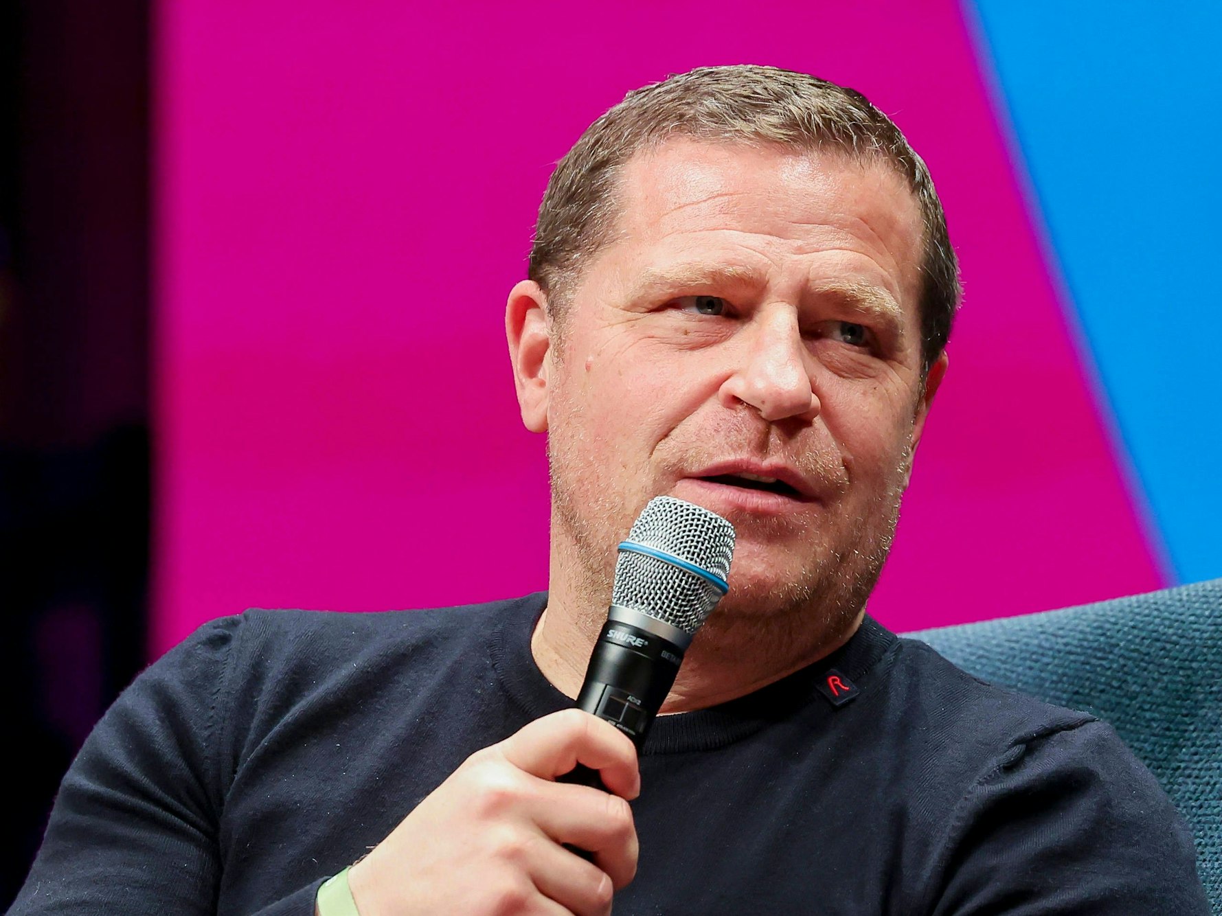 Max Eberl spricht auf einer Konferenz in Hamburg ins Mikrofon.