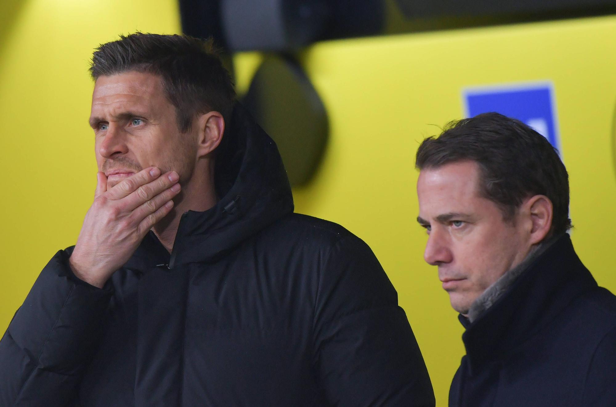 Sportdirektor Sebastian Kehl und Sport-Geschäftsführer Lars Ricken ziehen ein langes Gesicht.