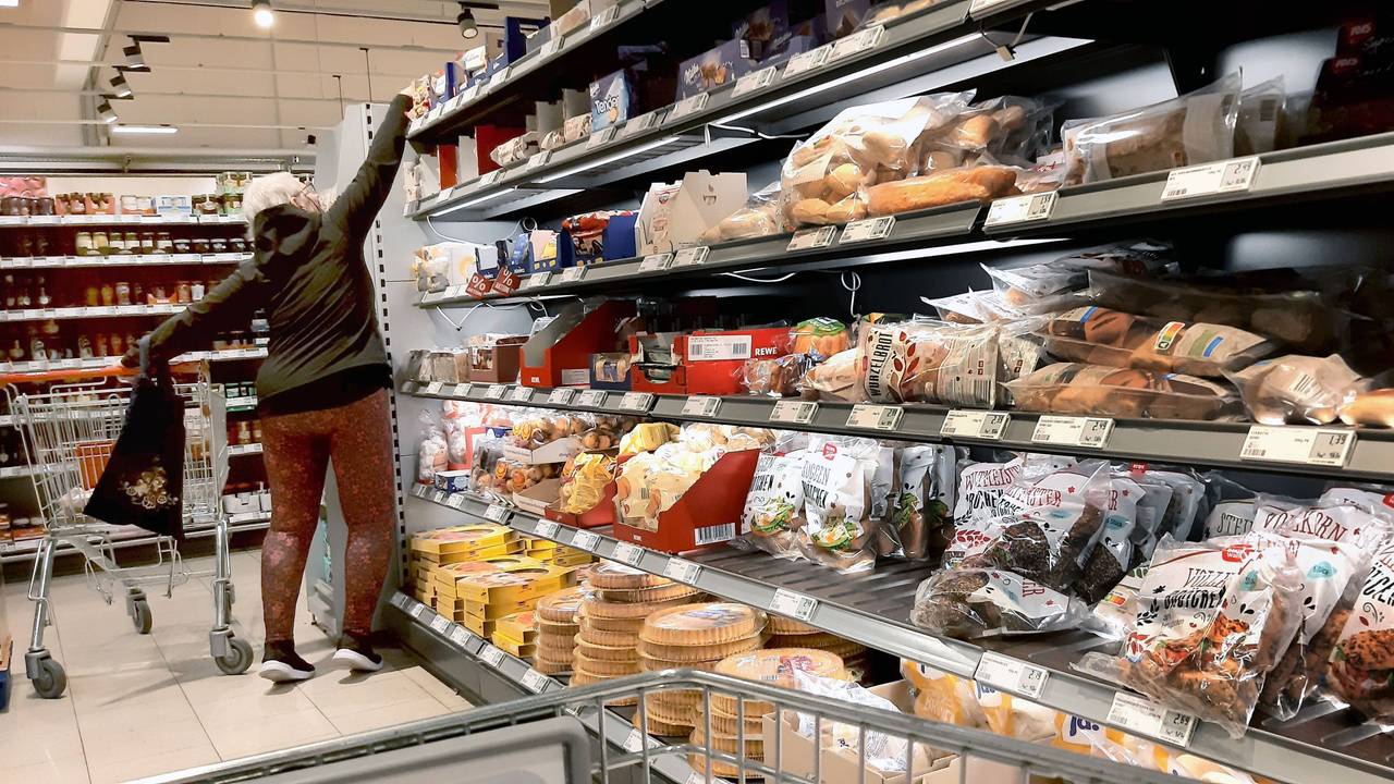Einkauf in einem Supermarkt oder Discounter zu Zeiten von Inflation. Backshop, Brot, Broetchen, Toast, Vergleich, Warenvergleich, Artikelvergleich, Eigenmarkenvergleich, Preisvergleich, Brotpreis, Mehlpreis,Lieferkette, Einkauf in Zeiten von Krieg in der Ukraine und Inflation.
