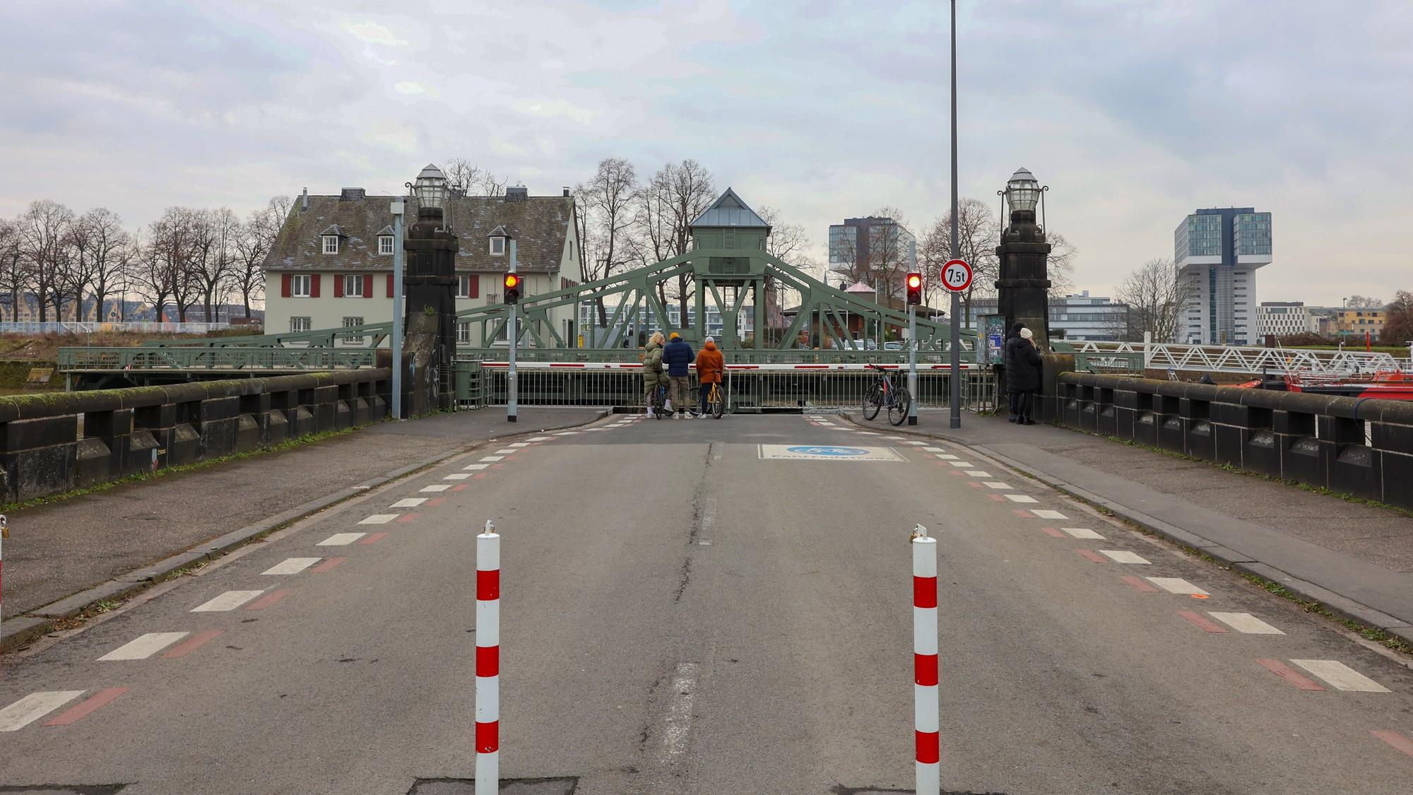 Nicht weit von der Drehbrücke an der Deutzer Werft befindet sich die KVB-Haltestelle „Drehbrücke“. Dort kam es am Mittwoch (5. Februar 2025) zu einem Angriff auf ein Rettungsteam.
