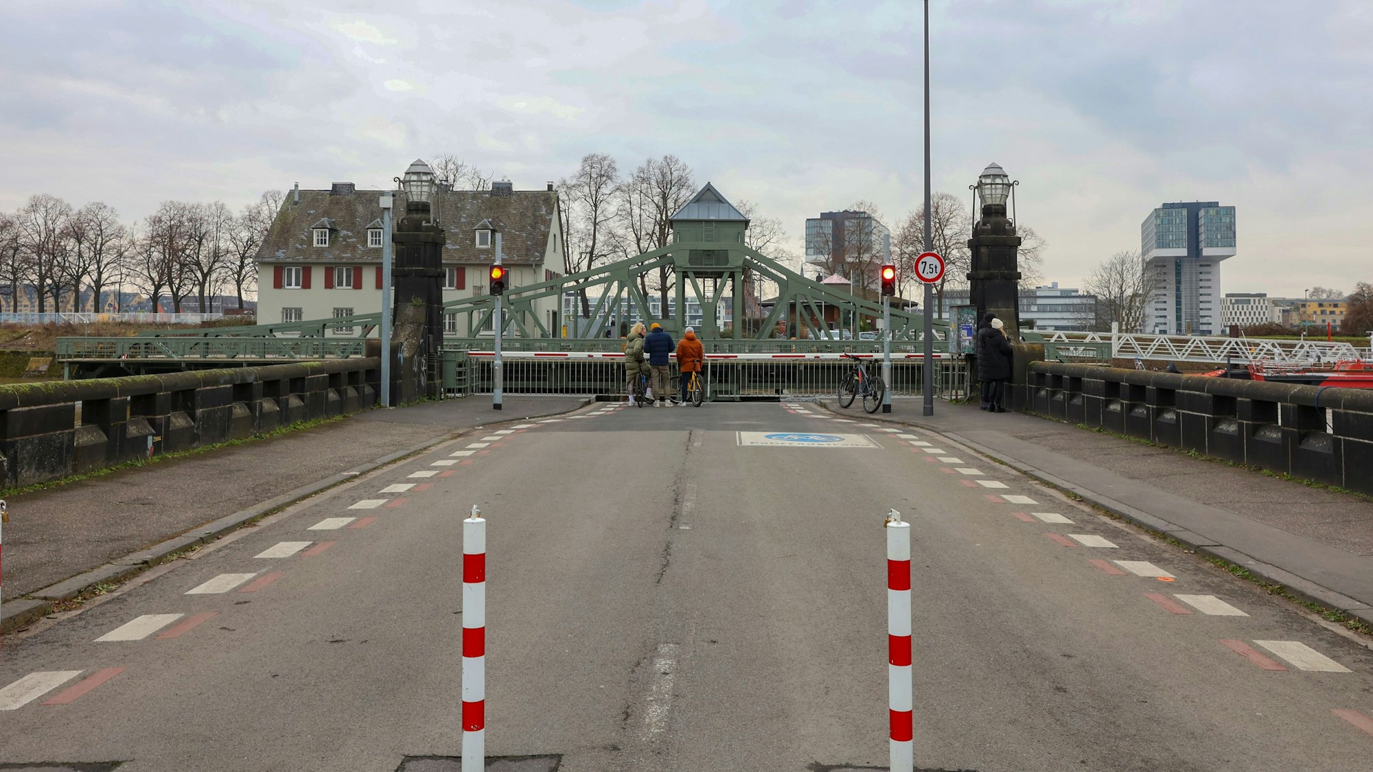 Nicht weit von der Drehbrücke an der Deutzer Werft befindet sich die KVB-Haltestelle „Drehbrücke“. Dort kam es am Mittwoch (5. Februar 2025) zu einem Angriff auf ein Rettungsteam.