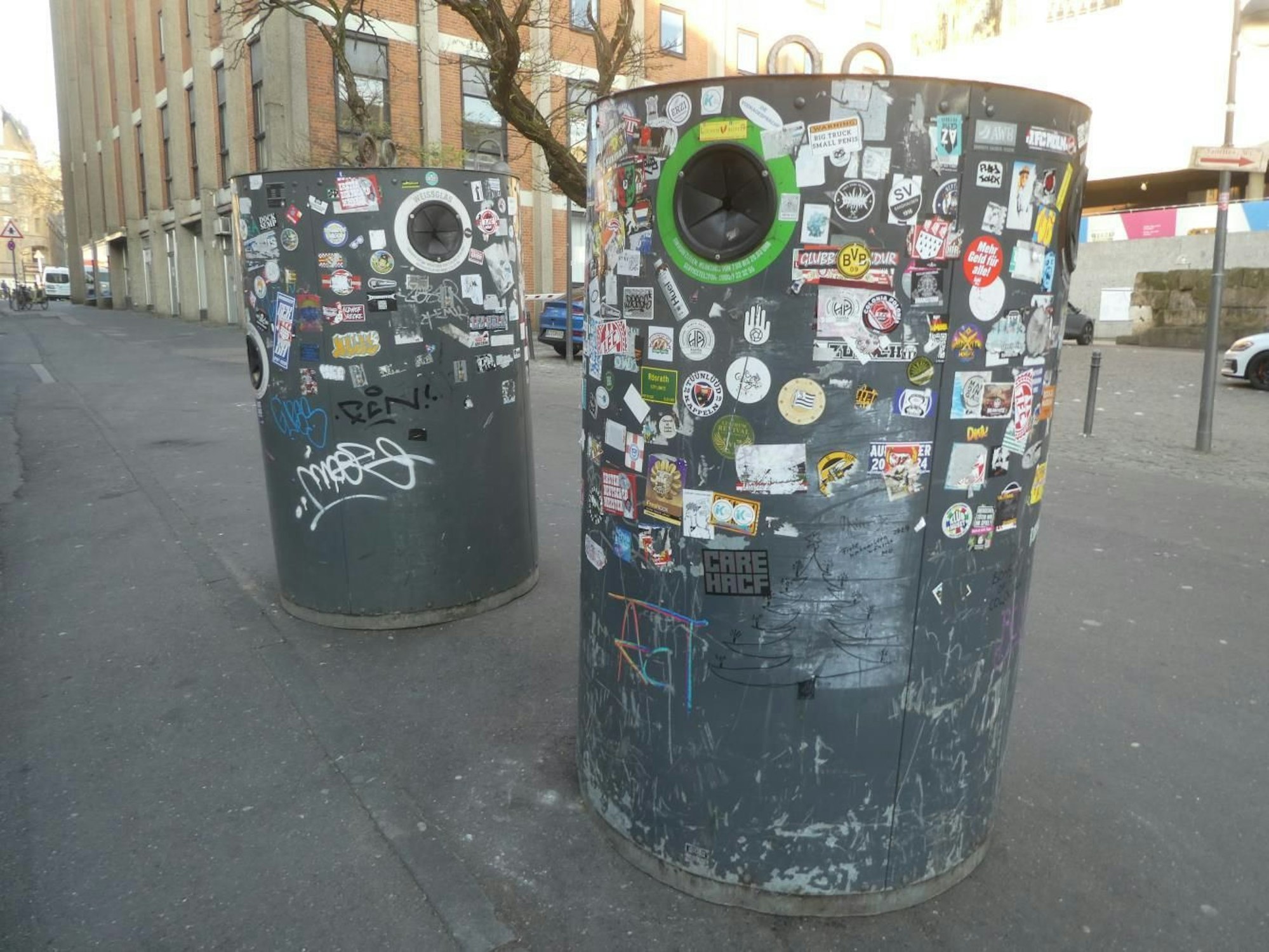 Glascontainer mit Aufklebern am Dom.