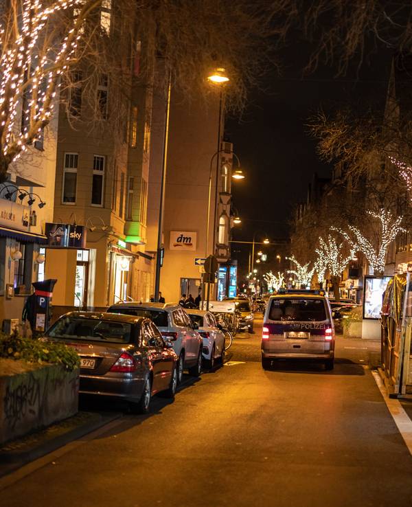 In der Nacht zu Dienstag (17. Dezember 2024) wurde der Polizei ein schwer verletzter, schlafender Mann gemeldet. Das Symbolfoto zeigt eine Polizeistreife auf der Deutzer Freiheit am 31. Dezember 2021.