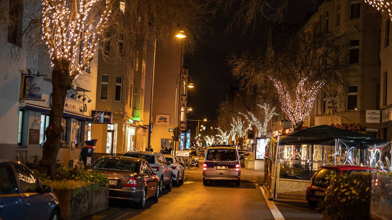 In der Nacht zu Dienstag (17. Dezember 2024) wurde der Polizei ein schwer verletzter, schlafender Mann gemeldet. Das Symbolfoto zeigt eine Polizeistreife auf der Deutzer Freiheit am 31. Dezember 2021.