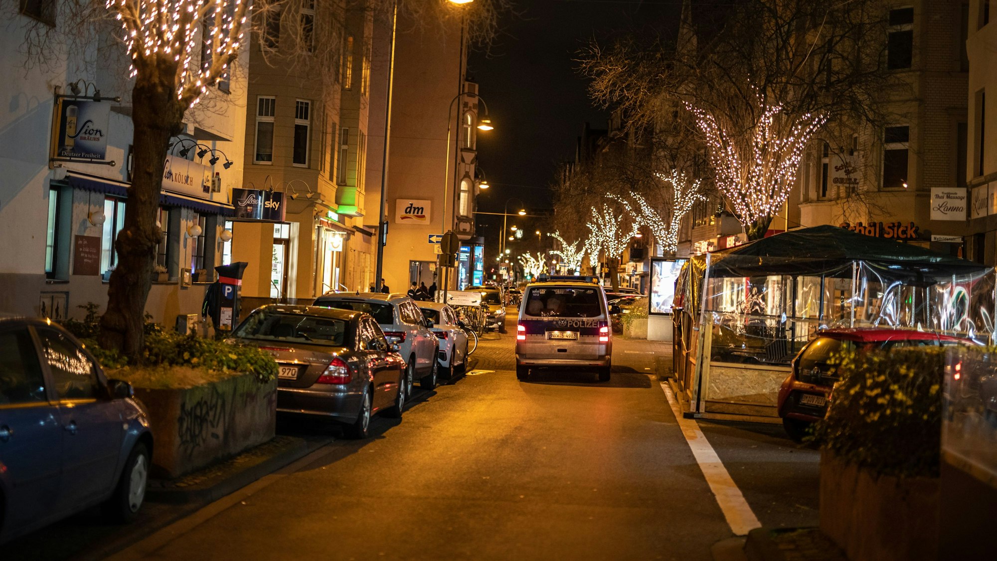 In der Nacht zu Dienstag (17. Dezember 2024) wurde der Polizei ein schwer verletzter, schlafender Mann gemeldet. Das Symbolfoto zeigt eine Polizeistreife auf der Deutzer Freiheit am 31. Dezember 2021.