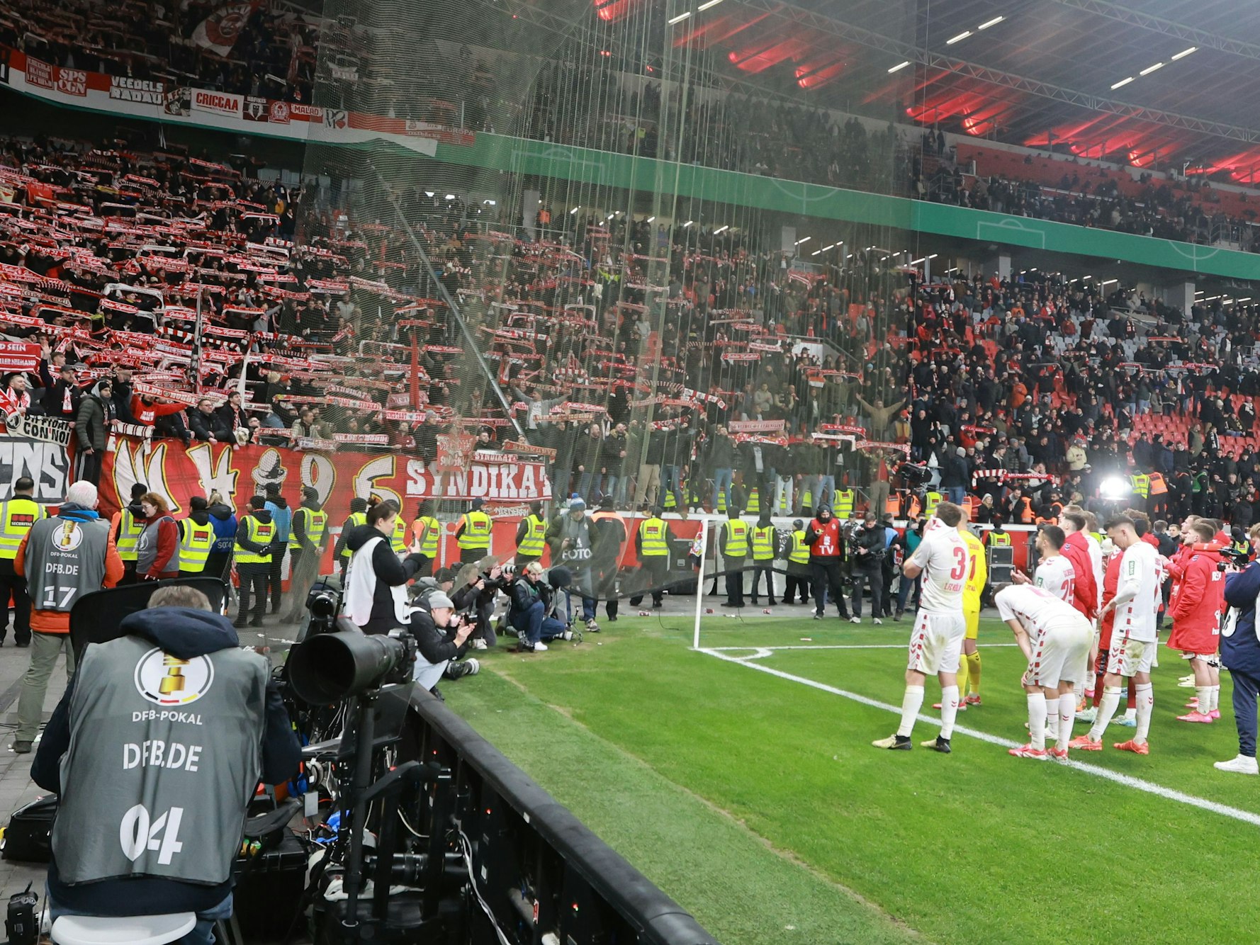 FC-Fans feiern die Spieler in Leverkusen nach dem Pokal-Drama.