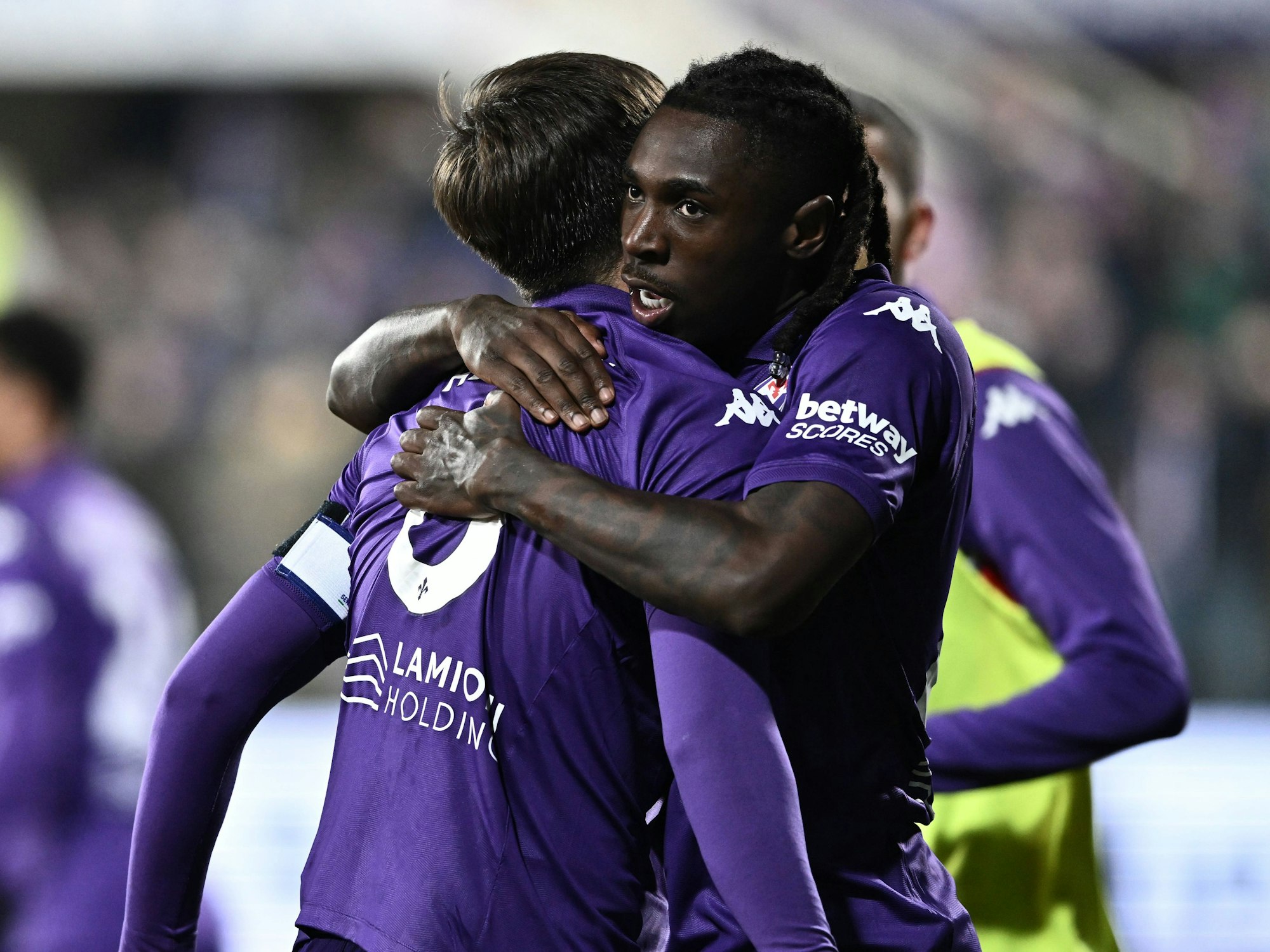 Moise Kean umarmt Luca Ranieri nach dessen Tor zur Führung der AC Florenz gegen Inter Mailand.