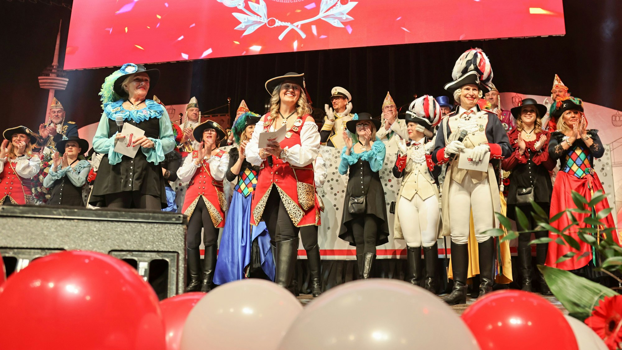 Die Präsidentinnen von Agrippinas Töchter stehen auf der Bühne.