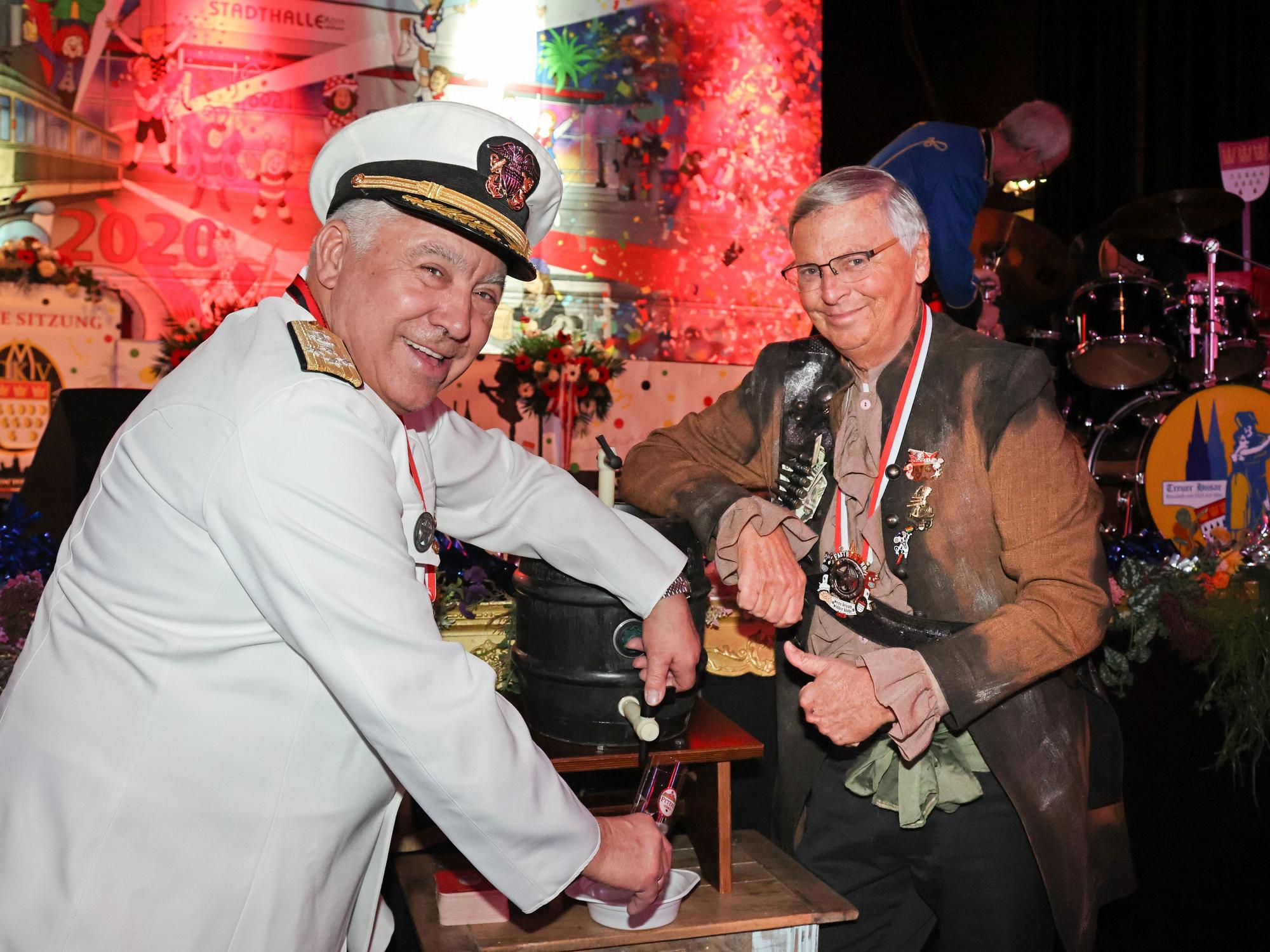 Ernst Vleer zapft mit Wolfgang Bosbach Kölsch.