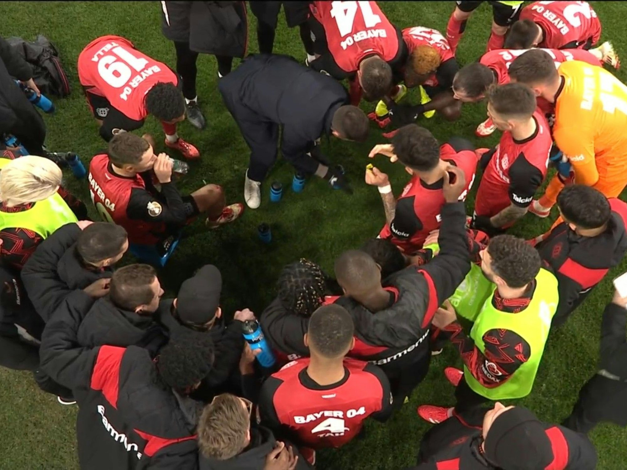 Xabi Alonson erklärt die Taktik mit Flaschen.