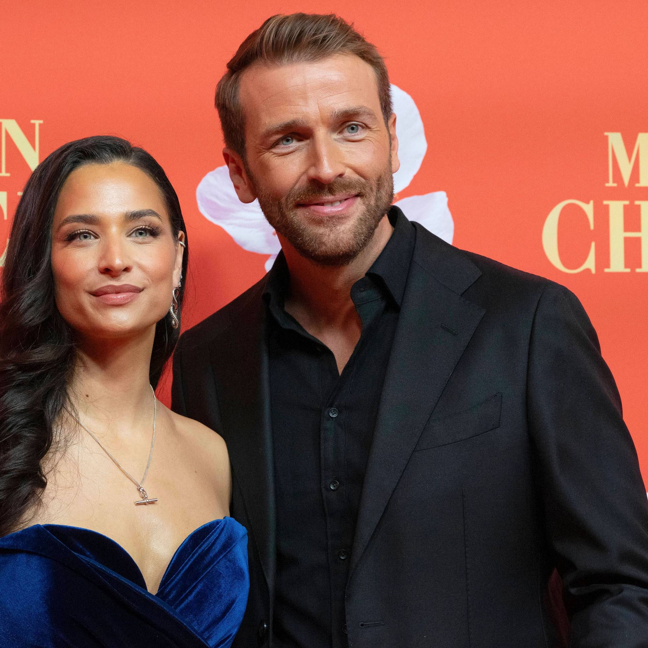 Amira Aly und Christian Düren posieren.