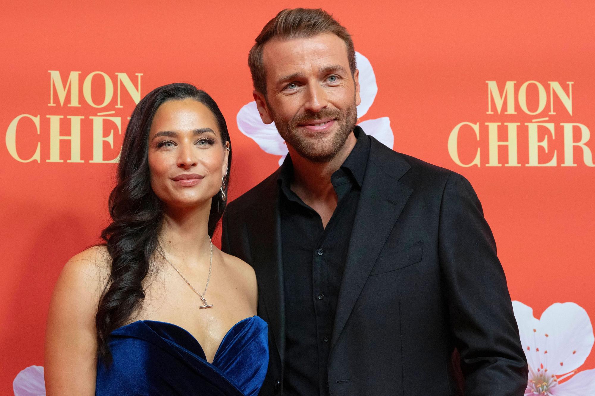 Amira Aly und Christian Düren posieren.