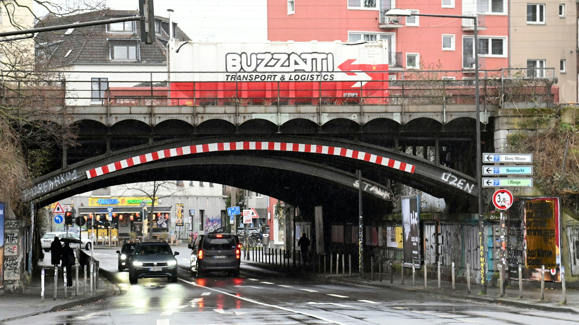 Sanierungsbedürftige Eisenbahnbrücken an der Vogelsanger Straße. Das Foto wurde am 24. Januar 2025 aufgenommen.