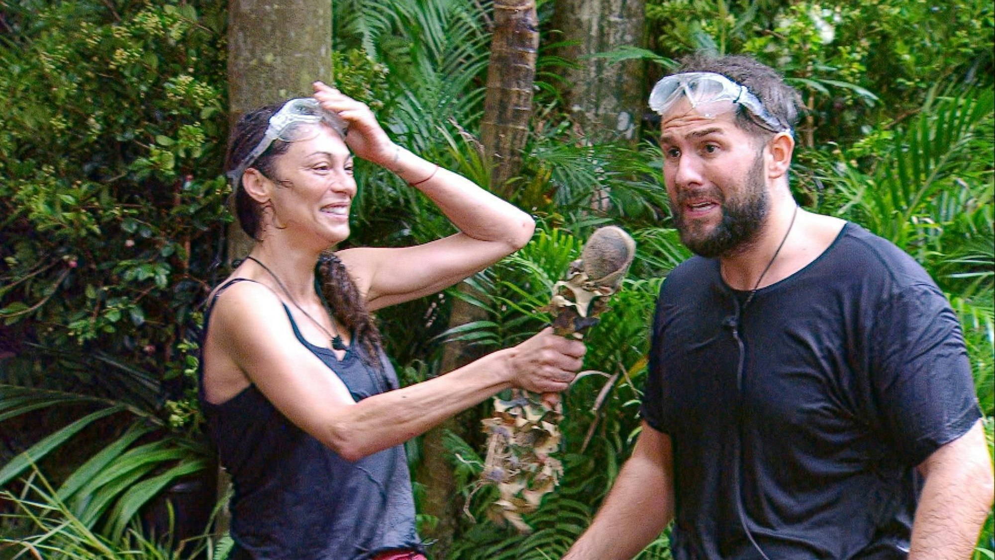 Während Maurice der Schock ins Gesicht geschrieben steht, kann Lilly nur lachen.