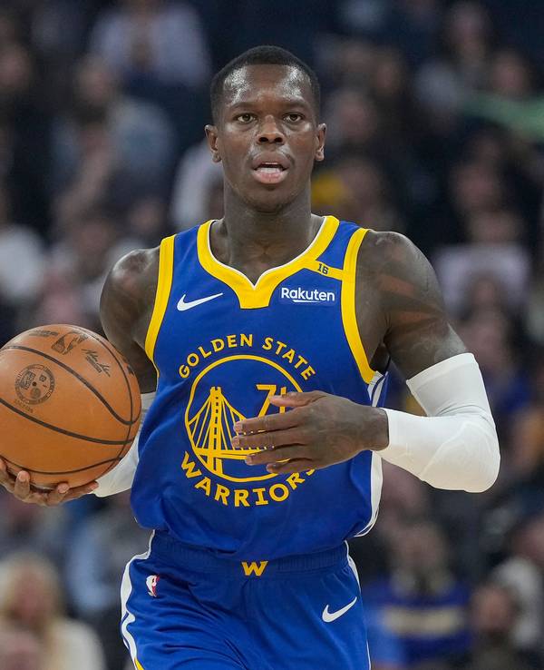 Dennis Schröder dribbelt den Ball.